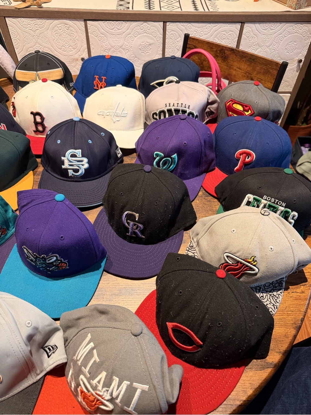 Reseller bundle of 25 Snapback & Fitted Hats - Multicolor Team Logos - Picture 3 of 3